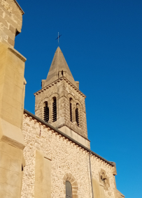 Drapeaux et vitraux de l’église de Chatuzange le Goubet